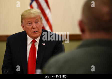 Präsident Donald J. Trumpf spricht nach Brig. Gen. Todd Canterbury, 56th Fighter Wing Commander, während einer Diskussionsrunde mit militärischen, zivilen und wehrtechnischen Industrie Führer Oktober 19, 2018, bei Luke Air Force Base, Ariz. Zusammen mit der Diskussion, Trumpf eine Tour der F-35A Lightning II gegeben wurde, die modernsten Kampfjets der US Air Force. (U.S. Air Force Foto von älteren Flieger Ridge Shan) Stockfoto