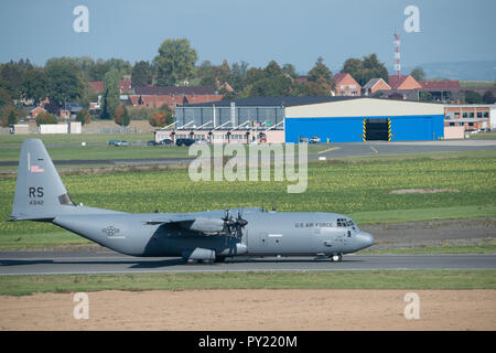 Eine zweite C-130J Super Hercules des 86th Airlift Wing Blätter FORM Air Field, nach zwei erfolgreichen Fallschirm fällt auf chièvres Air Base, Belgien, 4. Oktober 2018. Ziel der Sprung war die Verwendung von chièvres Drop Zone mehr NATO-Missionen auf dem Flugplatz zu validieren. (U.S. Armee Foto von visuellen Informationen Spezialist Pierre-Etienne Courtejoie) Stockfoto