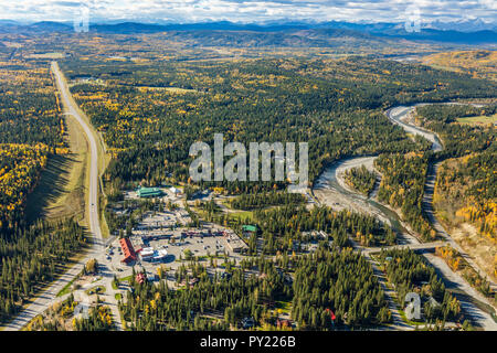 Luftaufnahme des Weilers Bragg Creek, Alberta mit Rocky Mountains im Hintergrund. Stockfoto