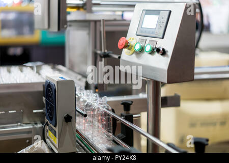 Klare Flaschen Transfer auf Förderband System. Industrie- und Fabrik mit Maschinentechnik Konzept. Stockfoto