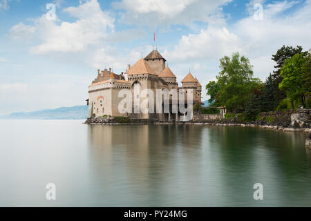 Schöne Aussicht von berühmten Schloss Chillon am Genfer See, einer der wichtigsten touristischen Attraktionen und meist besuchten Burgen in Europa, Kanton Stockfoto