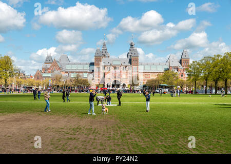 Amsterdam, Niederlande, am 03.Mai 2016: Die Menschen in den Park auf der Museumplein in der Nähe des Rijksmuseum Museenviertel in Amsterdam, Niederlande, Chillen. Stockfoto