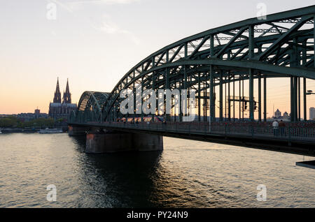 Köln, Deutschland. Bild von Köln mit Kölner Dom und Eisenbahn während des Sonnenuntergangs in Deutschland. Stockfoto