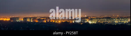 Breites Panorama, Antenne Nacht Blick auf moderne touristische Stadt Iwano-Frankiwsk, Ukraine. Szene der hellen Lichter von hohen Gebäuden, hohe Fernsehturm und Stockfoto