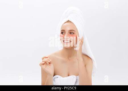 Nahaufnahme von einer jungen Frau mit Patches unter den Augen von Falten und Augenringe. Auf weissem Hintergrund Stockfoto