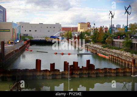 Sanierung des Turning Basin der 4th Street auf dem kontaminierten Gelände des EPA Gowanus Canal Superfund. Oktober 2018, Brooklyn, NY Stockfoto