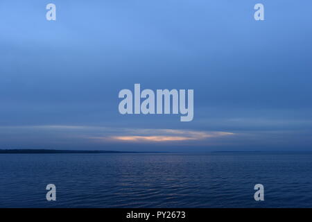 Blue Sky nach Sonnenuntergang Zeit vor der Dämmerung glühen blaue Stunde Stockfoto