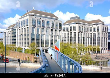 Moderne Bürogebäude Gebäude umfasst Tower Hamlets Rathaus Rat Büros mit Steg link zu East India DLR Station East London England Großbritannien Stockfoto