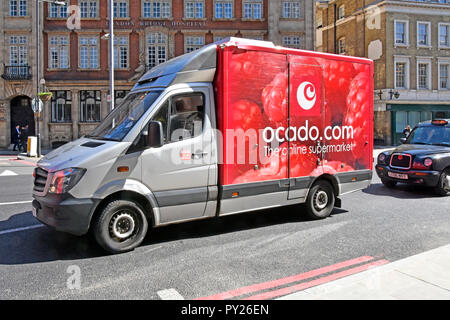 Red Ocado internet Lebensmittel Lebensmittel Supermarkt Lieferwagen in London Netzwerkverkehrs-warteschlange, Lieferung nach Hause reisen Shopping Kunden England UK online Stockfoto