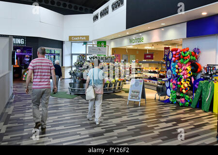 Reisende an Welcome Break Einrichtungen innere South Mimms Autobahn Dienstleistungen bereich Ausfahrt Autobahn M25 & A1 Trunk Road Potters Bar, Hertfordshire, Großbritannien Stockfoto