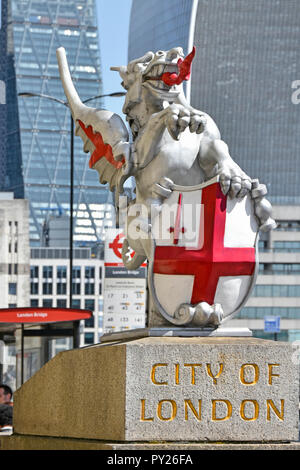 In der Nähe von Drachen Grenze zwischen Stadt London & Southwark auf der südlichen Seite der London Bridge & modernes Büro Sehenswürdigkeit Wolkenkratzer über England Großbritannien Stockfoto