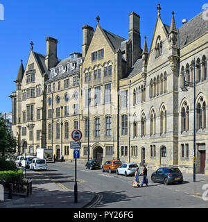 Norfolk Gärten Sandstein Mauerwerk Fassade & Viktorianische Architektur von Bradford City Hall altes Gebäude und eine Zeit Rathaus West Yorkshire England Großbritannien Stockfoto