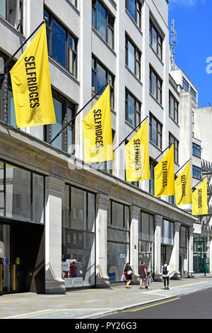 Berühmten Kaufhaus Selfridges shopping street scene Pflaster gelb Werbebanner Duke Street Nebengebäude, London West End England Großbritannien Stockfoto