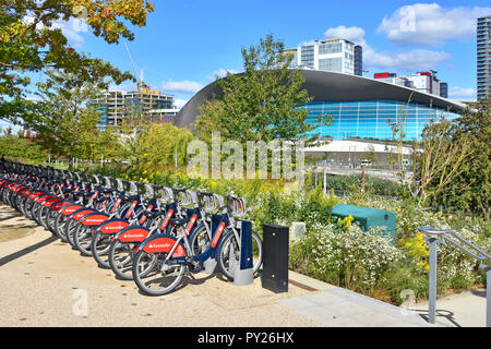 Santander Fahrradverleih olympische Vermächtnis Landschaft der öffentlichen Queen Elizabeth Olympic Park & Stratford London Aquatics Center Newham East London England Großbritannien Stockfoto