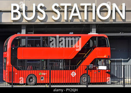 Busbahnhof Zeichen & Seitenansicht red London Double Decker öffentliche Verkehrsmittel tfl Bushaltestelle Bereich außerhalb Einkaufszentrum Westfield Stratford England Großbritannien Stockfoto