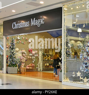 Weihnachtszauber Dekorationen shop Licht & Bäume in UK pop up shop Einzelhandel Einkaufszentrum Lakeside Shopping Centre Thurrock Essex UK Stockfoto