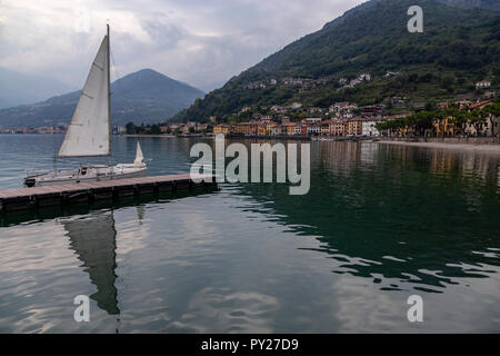 Kleine Yacht in Domaso am Comer See, Italien günstig Stockfoto