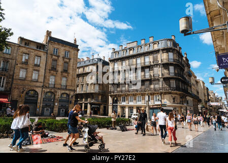 Bordeaux, Frankreich - 22. Juli 2018: Rue Sainte-Catherine oder Saint Catherine Street. Es ist das wichtigste Einkaufsstraße in Bordeaux mit Luxus Fashion Store Stockfoto