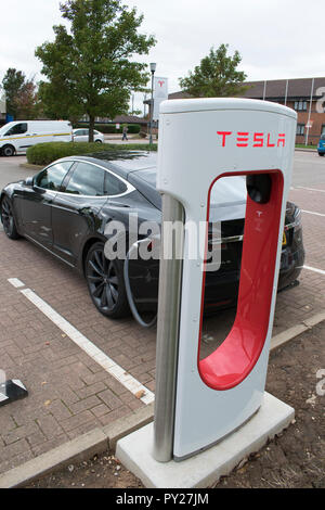 Autobahnraststätte laden für Tesla Elektroautos Stockfoto