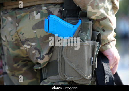 Ausbildung Waffe der Soldat von KORD (Polizei Strike Force, Ukrainische SWAT) in einem Holster gelegt. September 5, 2018. Kiew, Ukraine Stockfoto