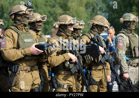 Soldaten der KORD (Polizei Strike Force, SWAT), volle Rüstung, stehend in einer Linie auf dem Boden. September 5, 2018. Kiew, Ukraine Stockfoto