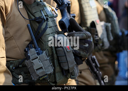 Teil der Ausrüstung der Soldaten von KORD (Polizei Strike Force, Ukrainische SWAT): Assault Rifle, Bulletproof, Radio. September 5, 2018. Kiew, Ukraine Stockfoto