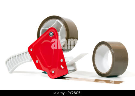 Braun Paketklebeband Dispenser auf einem weißen Hintergrund. Stockfoto