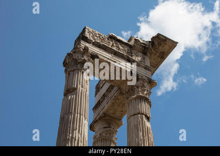 Die drei verbleibenden Spalten der Tempel des Apollo Sosianus vor blauem Himmel. Die Spalten sind geriffelt und mit korinthischen Kapitellen gekrönt. Stockfoto