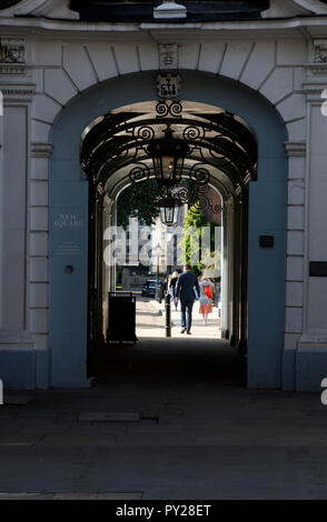 Carey Strasse Eingang zum Neuen Square, Lincoln's Inn, Inns of Court, London, UK Stockfoto