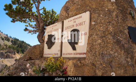Gedenktafeln zu Tour de France Gewinner Fausto Coppi und Louison Bobet zwei Legenden des Radfahren auf den Col d'Izoard Mountain Pass in den Französischen Alpen Stockfoto