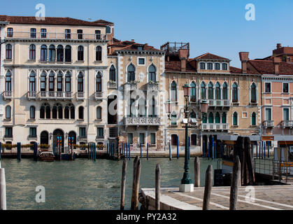 Gotische Schlösser entlang des Canal Grande in Venedig Zentrum an einem sonnigen Tag. Stockfoto