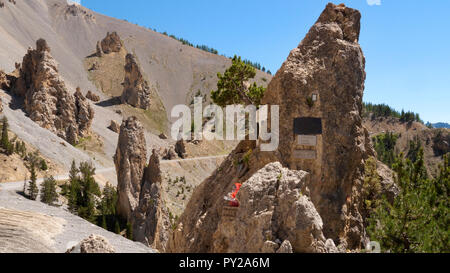 Gedenktafeln zu Tour de France Gewinner Fausto Coppi und Louison Bobet zwei Legenden des Radfahren auf den Col d'Izoard Mountain Pass in den Französischen Alpen Stockfoto