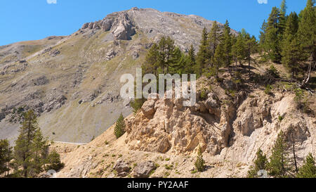 Route der Tour de France durch die karge felsige Hänge von La Casse Deserte am Col d'Izoard Mountain Pass in den Französischen Alpen Stockfoto