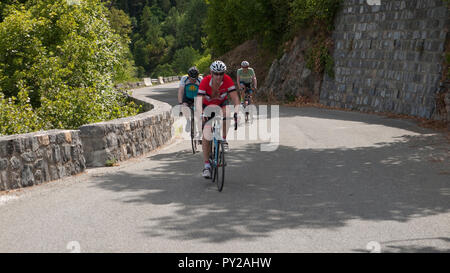 Radfahren auf dem Col de la Couillole, Richtung Westen von Saint Saveur sur Tinée im Nationalpark Mercantour, süd-östlich Frankreich Stockfoto