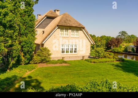 Giethoorn, Niederlande - 26. Mai: eine Fassade eines alten Cottage Haus in Giethoorn am 26. Mai 2017. Giethoorn, das Venedig der Niederlande Stockfoto