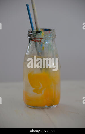 Pinsel in eine Flasche Wasser Stockfoto