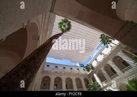 Málaga, Spanien - September 23th, 2018: Palacio de la Aduana zentrale Porticoed Terrasse, Málaga, Spanien Stockfoto