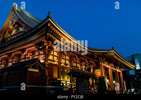 Tokio, Japan - 10/02/2016: Sensouji Tempel in Asakusa, nachts beleuchtet Stockfoto