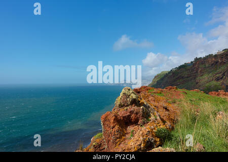 Blick auf die Küste von Caniço, Madeira bei Funchal auf dem Hintergrund Stockfoto