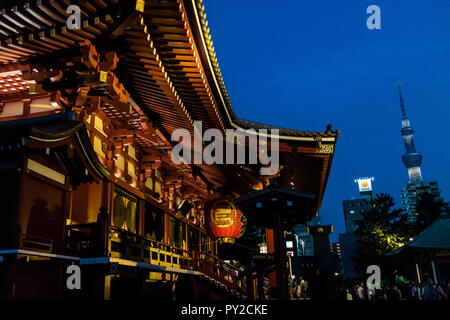 Tokio, Japan - 10/02/2016: Sensouji Tempel in Asakusa, leuchtet in der Nacht mit dem Skytree in der Ferne Stockfoto