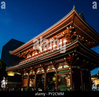 Tokio, Japan - 10/02/2016: Sensouji main Temple Gate in Asakusa, nachts beleuchtet Stockfoto