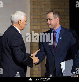 Us Vice President Mike Pence schüttelt Hände mit NASA-Administrator Jim Bridenstine, rechts, auf den Abschluss eines Nationalen Tagung des Weltraumrates am National War College Ft. McNair Oktober 23, 2018 in Washington, D.C. Stockfoto