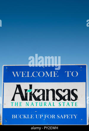 Willkommen in Arkansas. Schild auf blauem Himmel Stockfoto