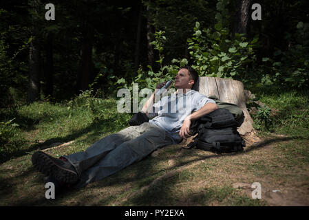Wanderer rast gegen einen Baumstumpf im Wald, Bosnien und Herzegowina Stockfoto