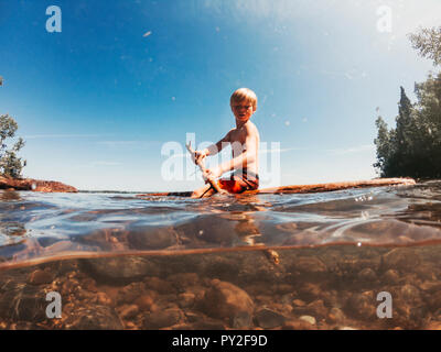 Junge segeln auf einem See auf einem holzfloß, Lake Superior, United States Stockfoto