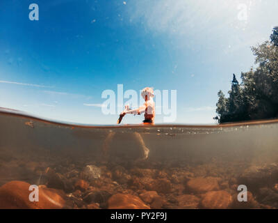 Junge segeln auf einem See auf einem holzfloß, Lake Superior, United States Stockfoto