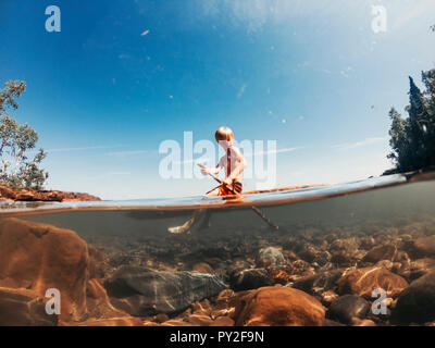 Junge segeln auf einem See auf einem holzfloß, Lake Superior, United States Stockfoto