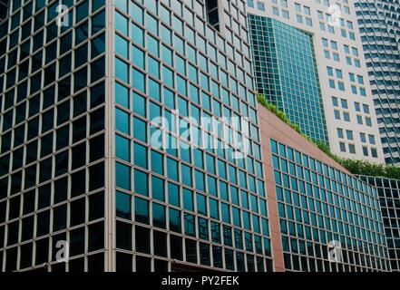 Abstrakte Glasfassade der modernen Bürogebäude in der Innenstadt von Singapur mit symmetrischen Mustern, Reflexionen und Perspektive als abstrakt Hintergrund Stockfoto