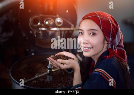 Frau Vorbereitung geröstete Kaffeebohnen Stockfoto