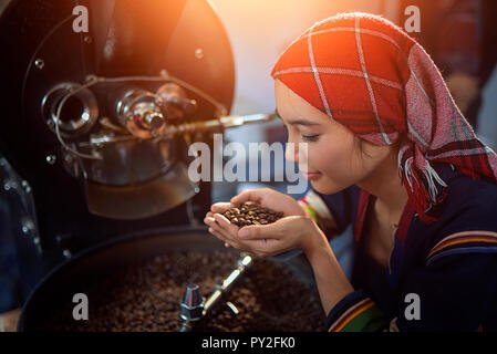 Frau Vorbereitung geröstete Kaffeebohnen Stockfoto